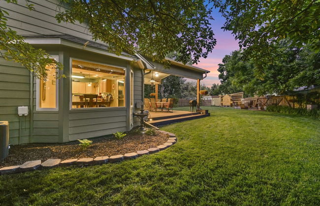 Parkside Gardens | Shady Private Yard W/ Hot Tub! - Foto 40