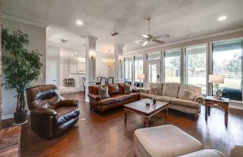 about 3 Mi to Dtwn Aubrey Vacation Rental with Patio! - Foto 7