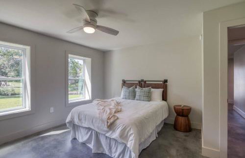 6BR Lakefront Private Dock & Bonfire Sleeps 12 - Foto 40