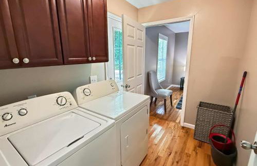 Comfy King Bed Townhouse with Outdoor Sitting Area - Foto 8