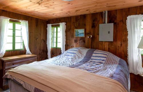 Maplewood Rustic 2BR Cabin, Water Access, Fireplace near Hanover, New Hampshire - Foto 7