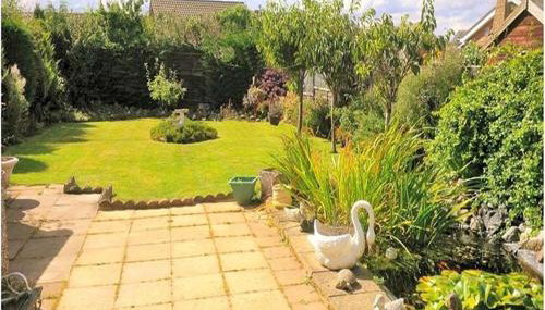 Romantic Cosy Cottage with Beach & Attractions just mins away! Perfect for Couples & Family Stays - Free Parking, Large Garden & Free WiFi - Foto 3, Garden, Garden view