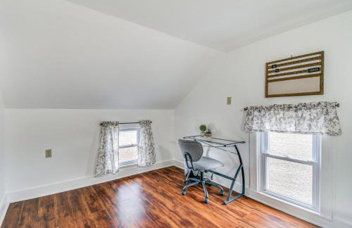 Cozy New York Farmhouse with Porch, Grill and Fire Pit - Foto 25