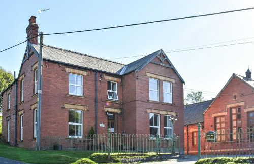 Whitby Apartment - Photo 1