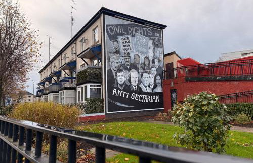 2BR City Centre Apartment By Travel Lets Short Term Rental Agency Derry With Free WiFi - Foto 19