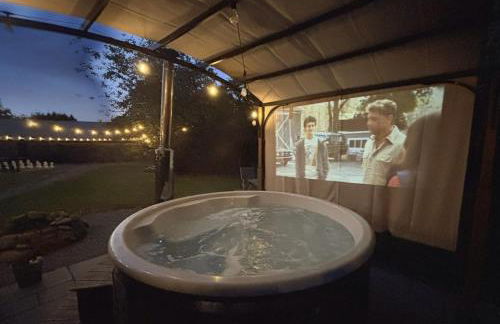 Luxury Hot Tub Glamping with Outdoor Cinema near Newborough Beach – Llanfair Hall - Foto 4