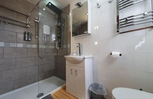 FREE DOG STAY - LARGE APARTMENT - Walk in Shower -FULL Kitchen - Free On Street Parking, NETFLIX - Super Fast WiFi - DVD's-Welcome Tray - No Deposits - Just Meters from Gavin n Stacey Film House - Foto 4