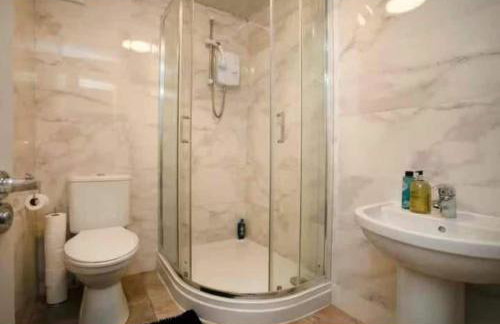 Base is a lovely place to unwind after a long day - Foto 6