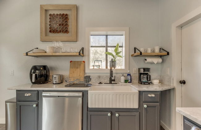 2BR Stylish Retreat in Midtown - Photo 4