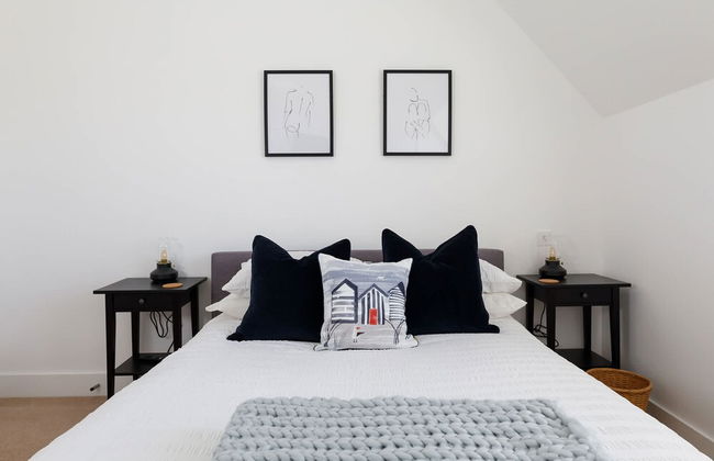 Gorgeous Home for 12 - Walk to Beach - Sea View - Photo 79