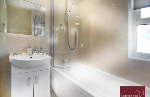 Woking - 2 Bedroom House - Parking - Photo 9