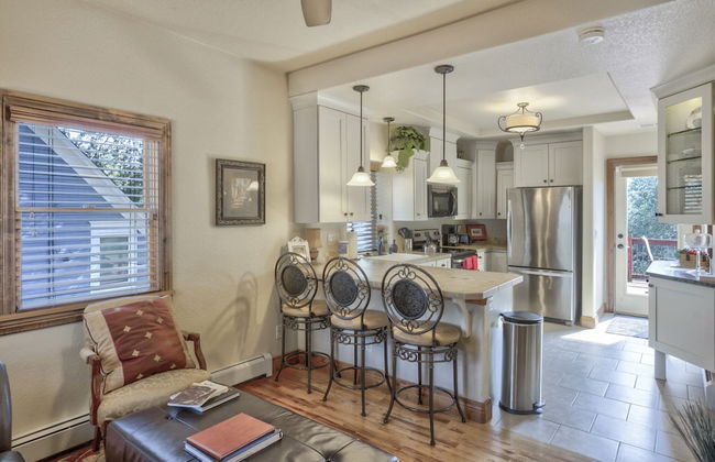 2brdowntown Occmountain Views & Grill - Photo 10