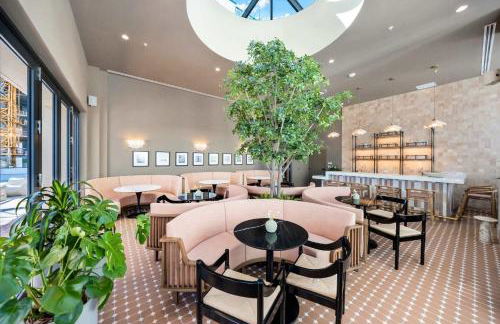 Modern Chic 1BR Downtown with Rooftop Pool & Views - Foto 39