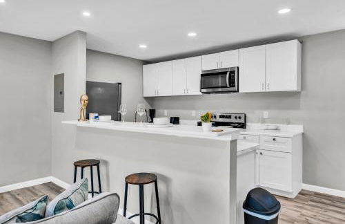 Relaxed 2BR Condo Close to Dining and Entertainment - Foto 5