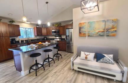 Luxury 800 Sq Ft 1 bedroom Suite Full Large Kitchen Free Laundry - Foto 10