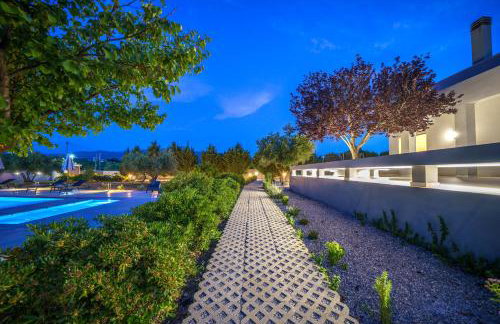 Nostra Terra Villa, 2-acre Secluded Nature Escape with Heated Pool, By ThinkVilla - Foto 33