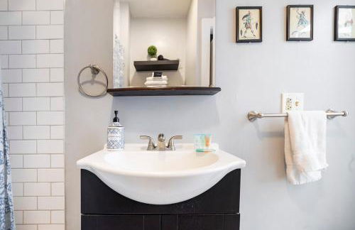 HISTORIC DOWNTOWN KING BED COTTAGE- PARKING and PATIO - Foto 48