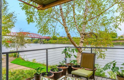 Waterfront Condo, 25ft from riverwalk, Pool & HotTub - Foto 1