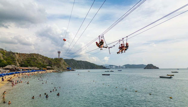 Tirolina en Playa Blanca - Foto 3, Disfrutando de la tirolina en Playa Blanca