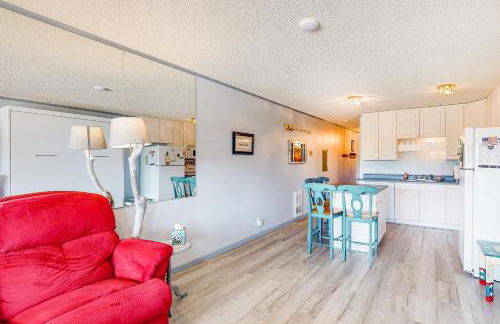 Cozy Coastal Condo Steps from the Beach with Deck Views - Foto 7