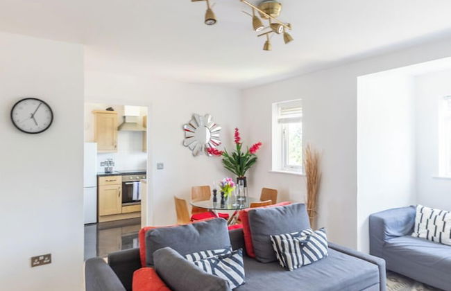 Skyline Haven Modern 2BR w/ Free Parking & 4kTV - Photo 53