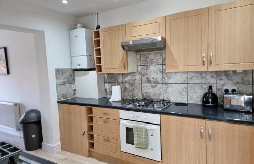 Entire 3 bedroom home with Parking in Welling, London, UK - Photo 68