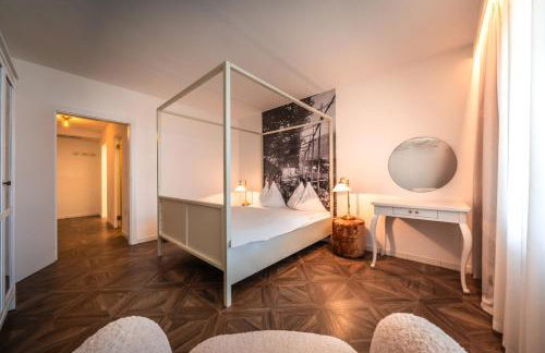 goldfinger + suites - Photo 16