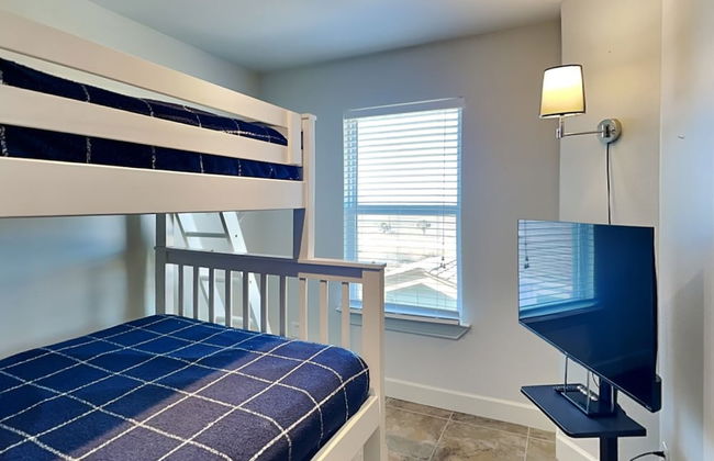 Lighthouse By the Sea - Photo 12