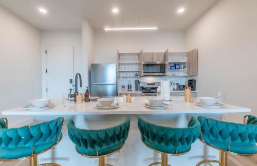 Emerald Escape, Free Parking, 2 Bath, Sleeps 8 Near American Dream and The Airport, King Bed and 2 Queen Beds, Washer and Dryer - Foto 28