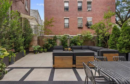 Modern 2BR Brooklyn Retreat Near Manhattan with Private Backyard - Photo 22