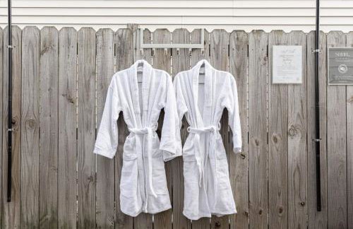 Capitol House - 3 Bed 1 Full and 1 Half Bath, Pet Friendly with Hot Tub walk to Lucas Oil Stadium - Foto 78