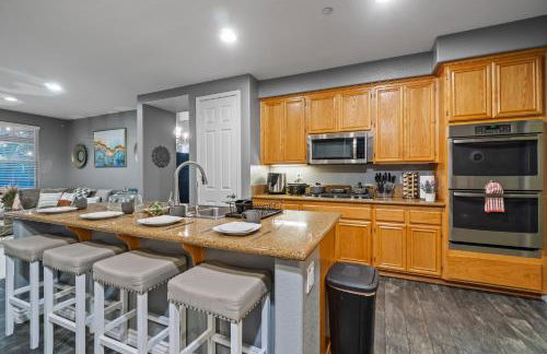 Entire Private Home with 5 Bedrooms 4 Bathrooms 3000 Sq ft Villa, Pool, Hot Tub, Nature, Garage, Winery, Available Now - Foto 23