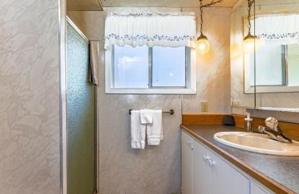 Private Beach Access + Water Views! Sleeps 18, Historic 6bdr Farmhouse w/ Deck - Foto 54