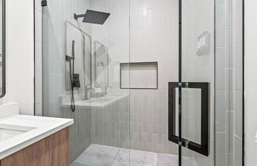 New Modern Dallas Skyline Rooftop Firepit and a Garage - Foto 53