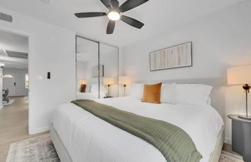 Luxe 2BR Condo Next to Pool Trails & Mountain - Foto 16