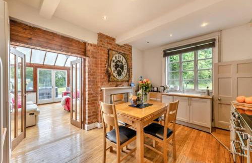 6 Bedroom Country Cottage with Hot Tub - Photo 10