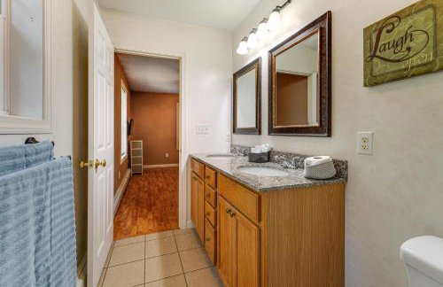 4 Mi to Long Lake! Secluded Haven with Fenced Yard - Foto 12