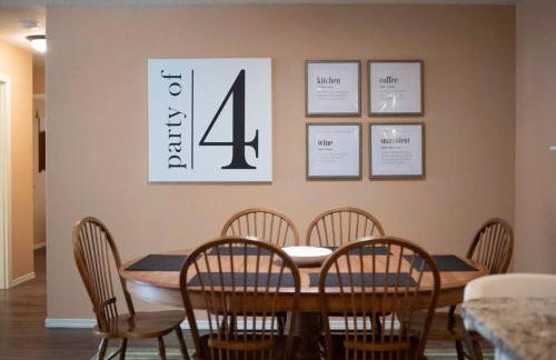 Solar Half-Plex with Chic Style in Country Glen - Foto 39