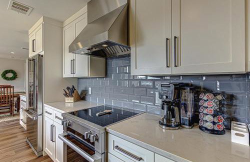 Lakefront Family Home for 12 w Picturesque Views & Patio - Foto 14