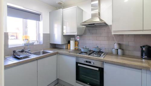 Bright 2BR House with Garden & Parking Sleeps 5 - Photo 3