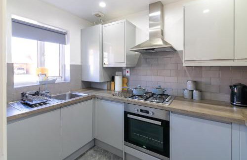 Bright 2BR House with Garden & Parking Sleeps 5 - Foto 3