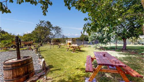 Stunning Home In Neuilly Le Vendin - Photo 2