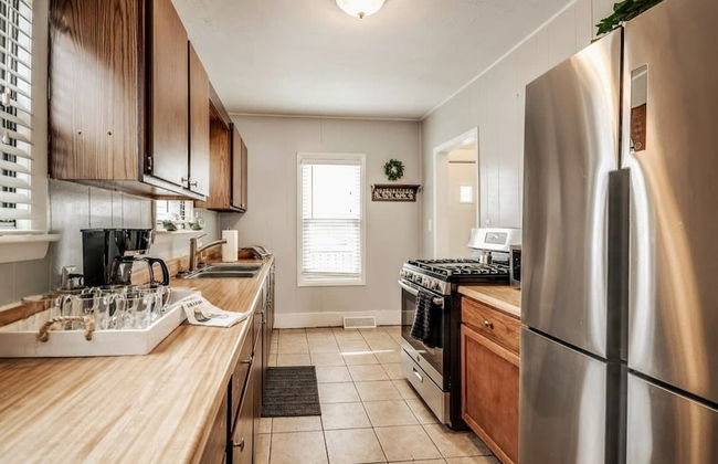 Shiny and Comfortable Oakland House 3 car Driveway - Photo 8