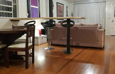 CASA FULL, CENTRO, 130m quadrados, 9 Pessoas, Wi-Fi, 3 Qtos, Churrasqueira e Apetrechos, Cozinha-Sala Integrados, 2 Banheiros, Varanda e Jardim, Garagem Coberta, Estac Interno 3 Carros, Lareira de Alta Performance e Fogão de Ferro, Área nos Fundos - Foto 8