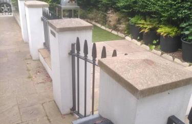 Super Kensington apt sleeps 2 to 4 with free WiFi - Foto 23