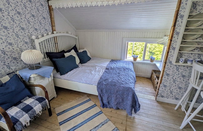 Bright and Spacious Living in Historic Building - Photo 3