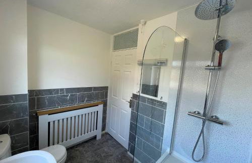 Your Leominster Base - 3BR Home with Garden & Parking - Foto 6