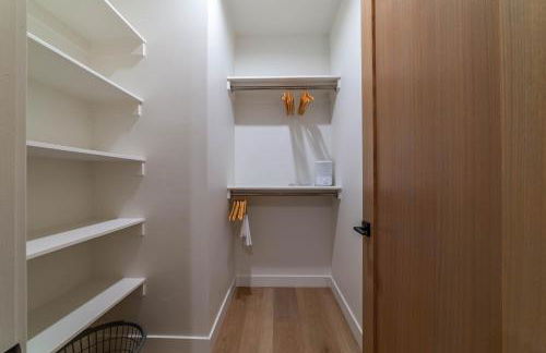 Spectacular New 4BR Townhome: Garage, Jacuzzi, BBQ - Photo 9