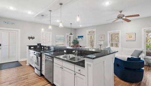 Beach Bungalow, 3 Min Walk to Beach, Golf Cart, 4 bikes, Wagon - Foto 5