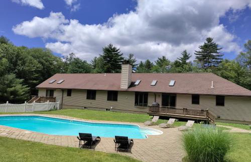 Spacious House with a Pool - Foto 1